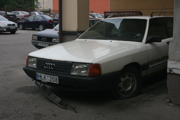 Kelerius metus nebevažiuojanti mašina rūdija savivaldybės kieme. 