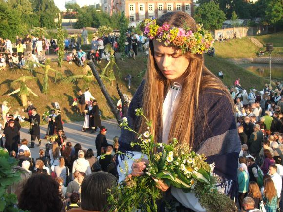 Kalno šlaite buvo pinami vainikai.