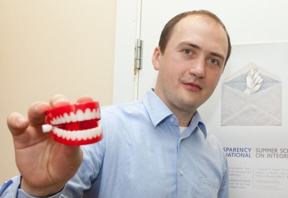 Kokių priemonių imtis, kad kova su korupcija nebūtų bedantė? „Transparency International“ Lietuvos skyriaus vadovas S.Muravjovas teigia, kad viena jų – viešumas ir aiškumas, nes kai kažko nesupranti ar negauni informacijos – abejoji ir nepasitiki.
