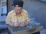 Mindaugo Nastaravičiaus nuotr./Ornitologas L.Jezerskas ruo&scaron;iasi žieduoti Ventės rage pagautą pauk&scaron;tį. 