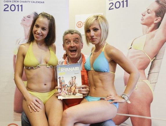 Michaelis O'Leary su stiuardesėmis