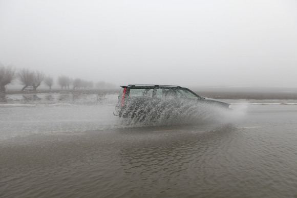 Automobilis važiuoja apsemtu keliu