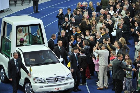Popiežius Benediktas XVI papamobilyje