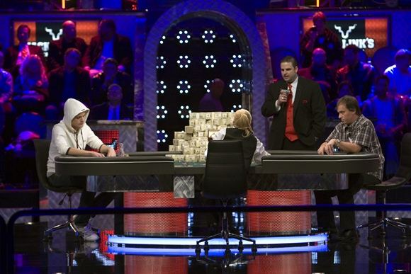 „World Series of Poker 2011“ finalo akimirka