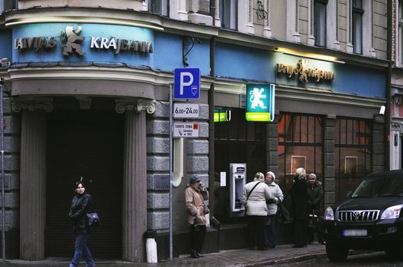 Žmonės prie „Latvijas Krajbanka“ bankomato