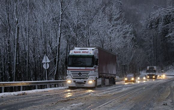 Vilkikas važiuoja apsnigtu keliu