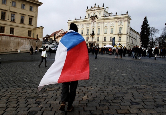 Vyras apsigaubęs Čekijos vėliava