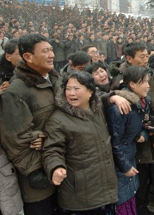 „Reuters“/„Scanpix“ nuotr./Į laidotuves susirinkę žmonės gedi Šiaurės Korėjos lyderio Kim Jong Ilo.
