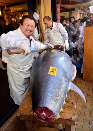 Kiyoshi Kimura pjausto tuną.