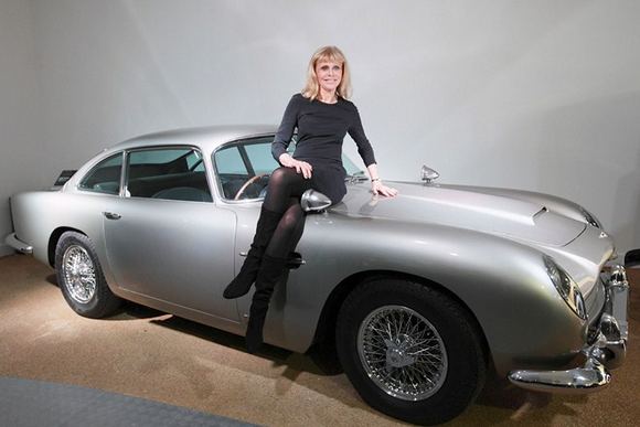 Švedų aktorė Britt Ekland prie „Aston Martin DB5“, kuris buvo naudojamas 1964 m. Džeimso Bondo filme „Auksapirštis“