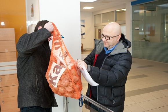Audrius Giržadas atsiima bulvių maišą