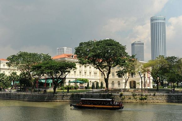 Valtis plaukia šalia Azijos civilizacijų muziejaus Singapūre.