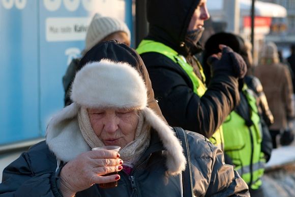 Viešojo transporto kontrolieriai vaišino vilniečius nemokama karšta arbata.