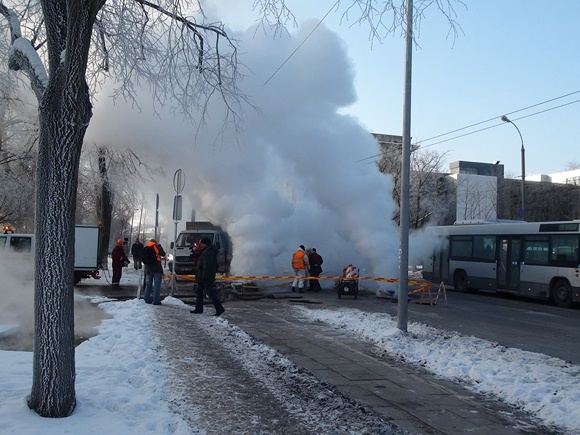 Audriaus Gavėno/15min.lt nuotr./Vilniuje trūko šiluminės trasos vamzdis