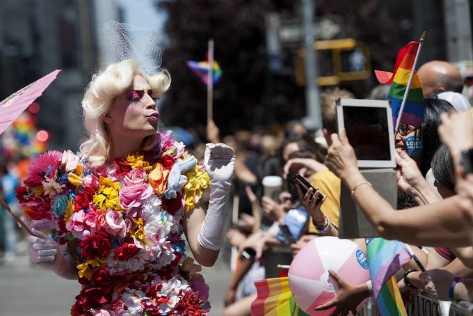 Участники гей-парада в Нью-Йорке. . Keith Bedford/Reuters. Еще более мног