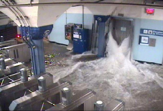 AFP/„Scanpix“ nuotr./Naujajame Džersyje į metro stotelę veržiasi potvynio vanduo.
