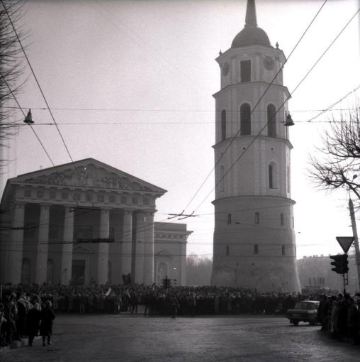 Alfredo Girdziušo nuotr./Per Arkikatedros atšventinimo iškilmes žmonės rinkosi ir Katedros aikštėje