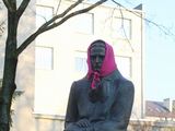 Žinomiausių mados namų drabužiai papuošė skulptūras 