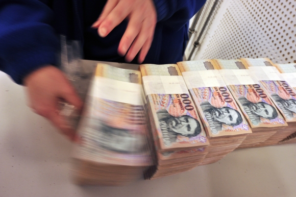 Centrinis bankas nebenaudojamus banknotus briketais verčia jau ketverius metus.