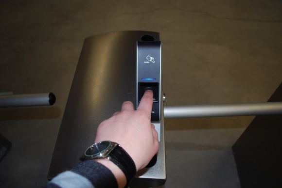 Mažvydo Karaliaus/15min.lt/Norint įeiti į centrą reikia nuskenuoti pirt&scaron;ų antspaudus