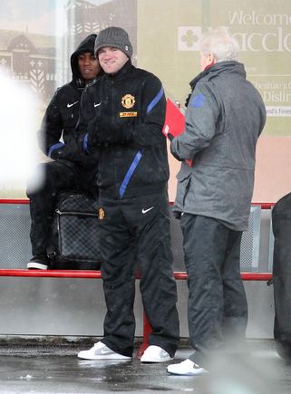 Scanpix/EMPICS nuotr./Wayne'as Rooney ir Ashley Youngas traukinių sttoyje pakeliui į Londoną