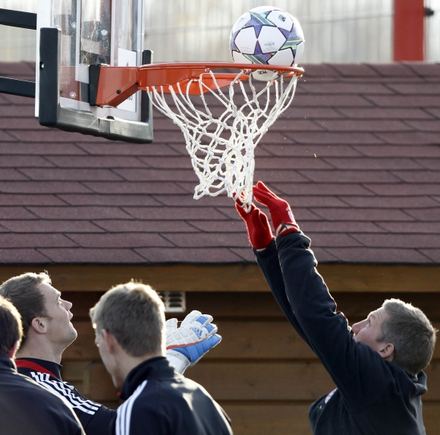 Scanpix/AP nuotr./Bastianas Schweinsteigeris su kitais Bayern futbolininkais mėto į krepšį treniruočių stovyklos metu