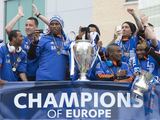 Čempionų taurę iškovojusius „Chelsea“ futbolininkus Londone pasitiko minios gerbėjų