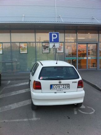 „Volkswagen Polo“ neįgaliųjų vietoje