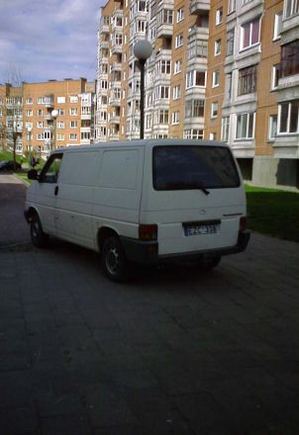 „Volkswagen“ autobusiukas ant šaligatvio.