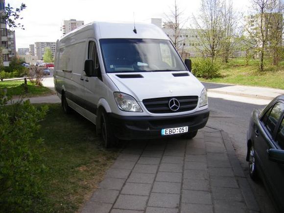 „Mercedes-Benz“ ant šaligatvio