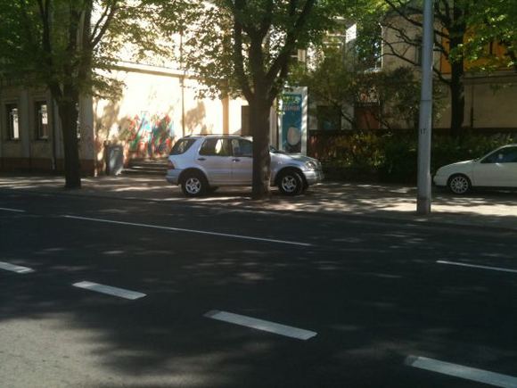 Gazas.lt skaitytojo Dominyko nuotr./&bdquo;Mercedes&ldquo; gali parkuotis ir ant &scaron;aligatvio