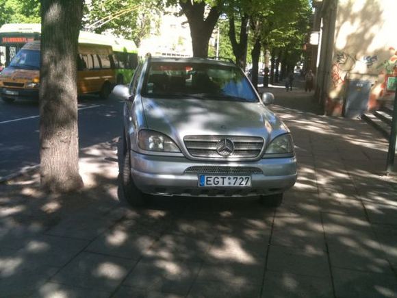 „Mercedes“ gali parkuotis ir ant šaligatvio