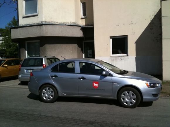 Gazas.lt skaitytojo Igno nuotr./&bdquo;Mitsubishi Lancer&ldquo;, pastatytas &bdquo;po ženklu&ldquo;