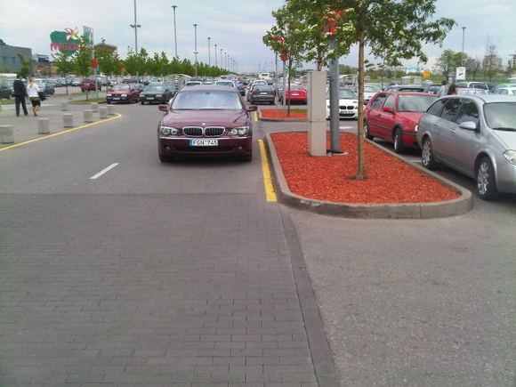 BMW 7 prie geltonos linijos