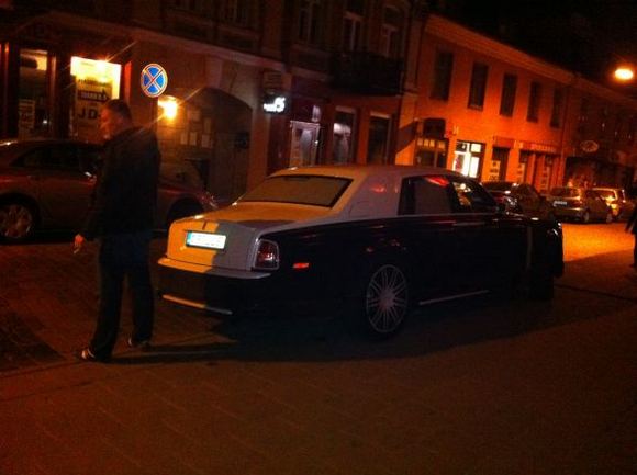 „Rolls-Royce“ ant šaligatvio