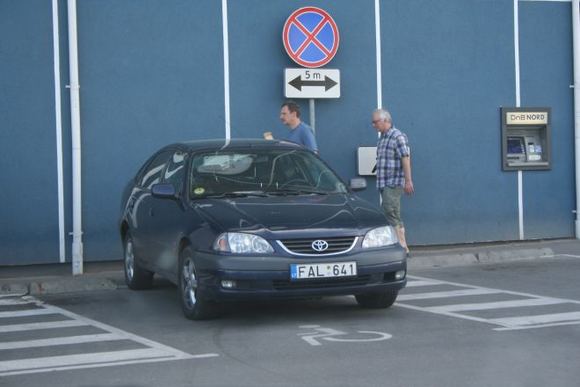 „Toyota Avensis“ neįgaliųjų vietoje