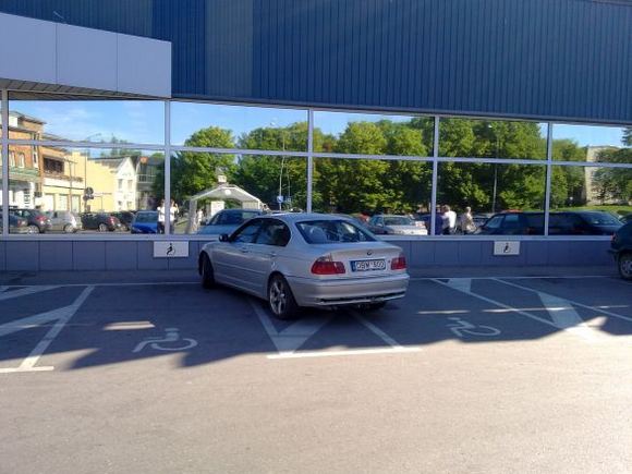 BMW neįgaliųjų vietoje