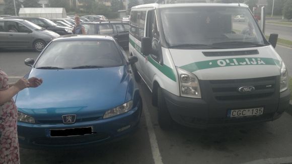 Policijos mikroautobuso užstatytas „Peugeot“ 