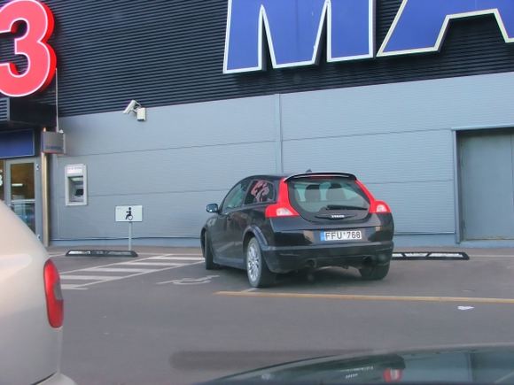 „Neįgalusis“ „Volvo“ Kaune prie parduotuvės „Maxima Bazė“ 