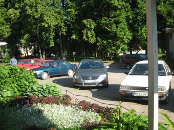 15min.lt skaitytojo nuotr./Kreivai pastatytas „Volkswagen Passat“ Kaune