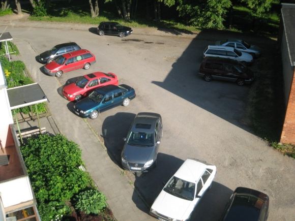 Kreivai pastatytas „Volkswagen Passat“ Kaune