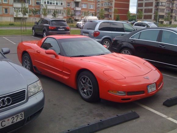 „Chevrolet Corvette“ prie prekybos centro