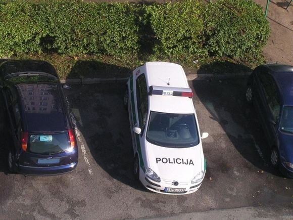 15min.lt skaitytojo nuotr./Per dvi vietas pastatytas policijos automobilis