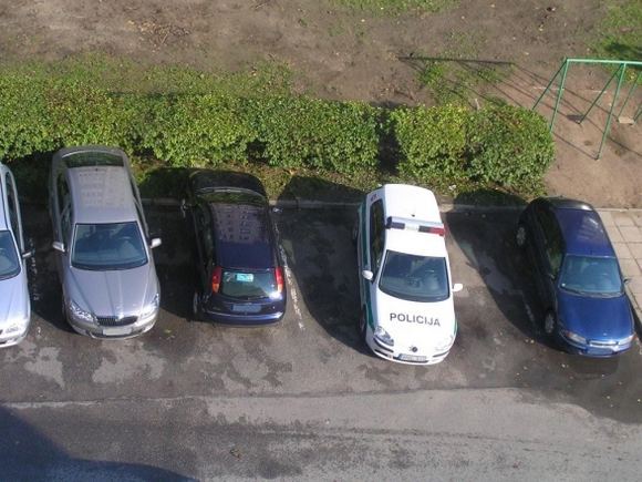 Per dvi vietas pastatytas policijos automobilis