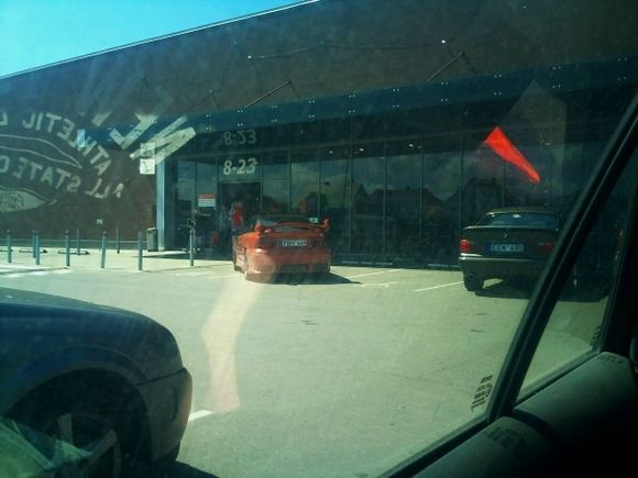 „Opel Calibra“ dviejose neįgaliųjų vietose