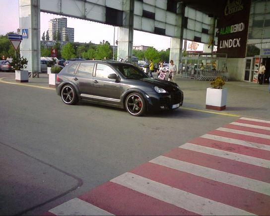 „Porsche Cayenne“ prie geltonos linijos