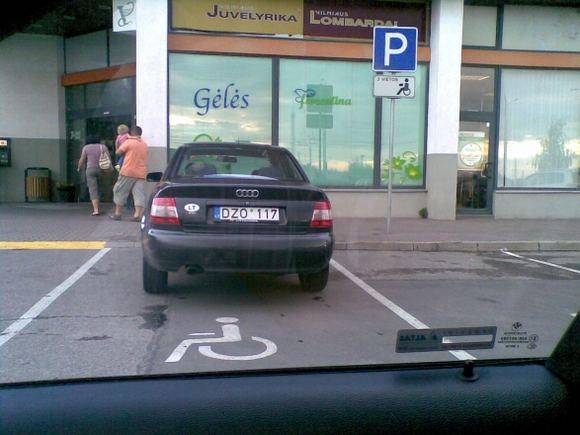 Neįgaliųjų vietoje pastatyta „Audi A4“