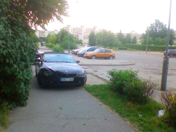 BMW 6 ant šaligatvio