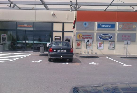 „Opel Vectra“ neįgaliųjų vietoje