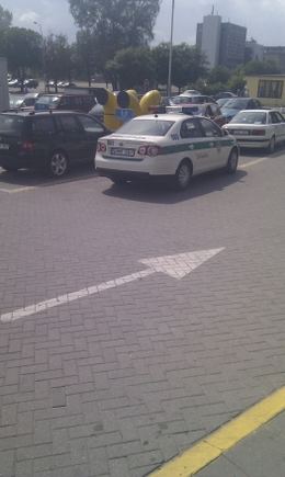 Policininkų automobilis prie geltonos linijos